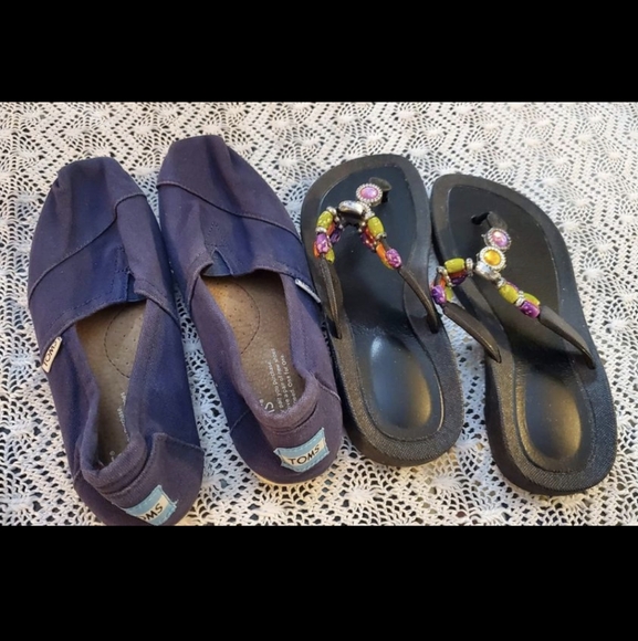 Toms Woman's Classic Navy Canvas Slip-on Shoes & Beaded Flip Flops Bundle - Picture 2 of 9